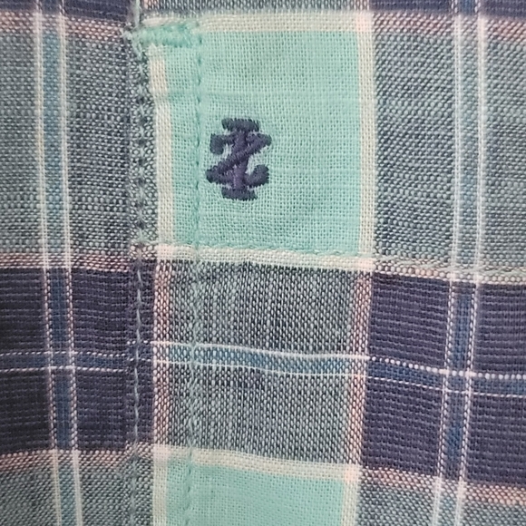 Izod Young Men's short sleeve button down shirt - Picture 3 of 7